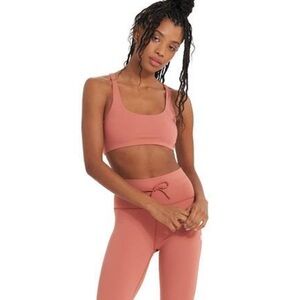 Vuori Set Size L/M - Daily Legging and Yosemite Bra In Cinnamon